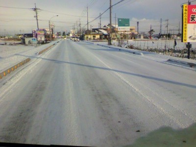 滑りやすい路面には