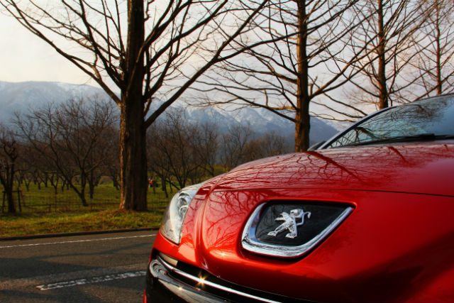 景色に映えるRCZ