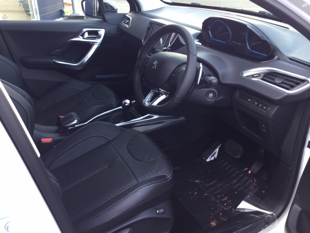 PEUGEOT 2008 LEATHER EDITION  本日入荷