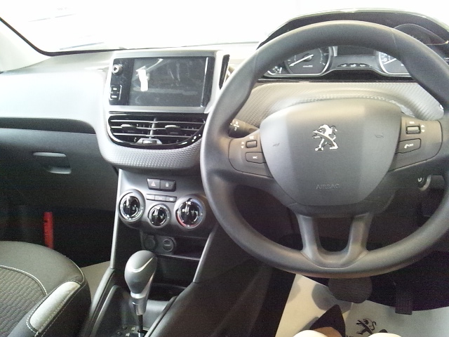 PEUGEOT☆208　リオハレッド　入荷☆