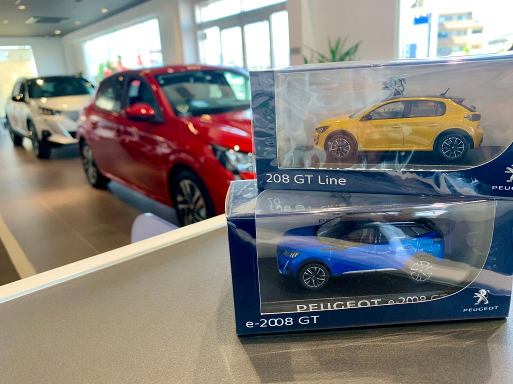 美しい プジョー栗東 - 208・2008ミニカー販売中🚙 ミニカー